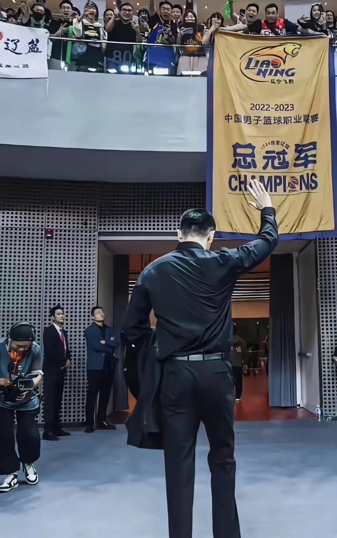 包含皇家社会训练开放日，转会期门线救险引欢呼，CBA季后赛在即，临场指挥获称赞的词条